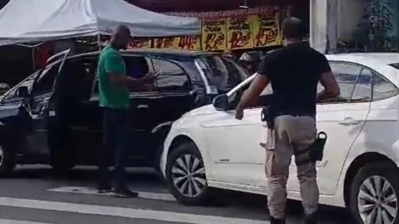 PM aponta arma para homem durante discussão de trânsito no Pau Miúdo