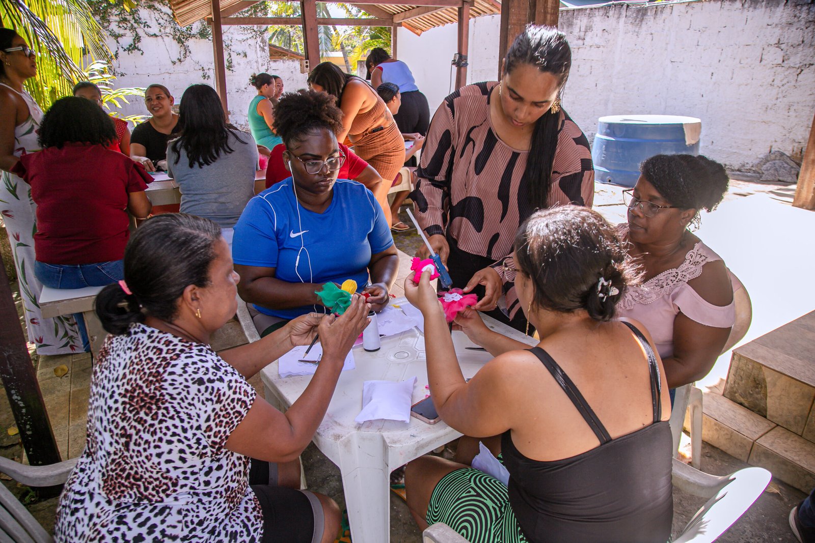 Prefeitura de Lauro de Freitas fortalece autonomia e aprendizado feminino em oficina de artesanato no CRAS Caji -