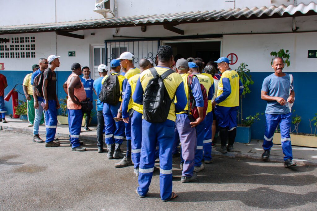 Prefeitura promove ação de vacinação e reforça cuidados com servidores da limpeza urbana de Lauro de Freitas -