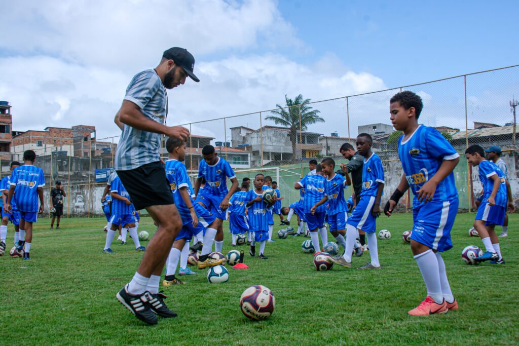 Projeto Camp Atletas do Futuro reúne 600 crianças com treinador europeu em Lauro de Freitas -