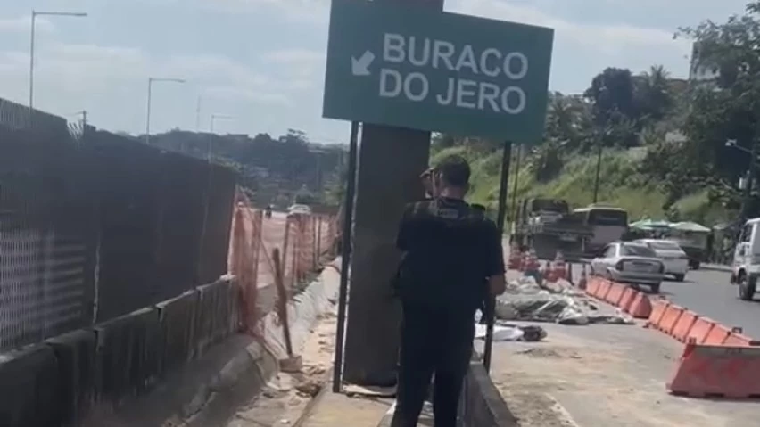 Sandro Filho 'inaugura' placa na BR-324
