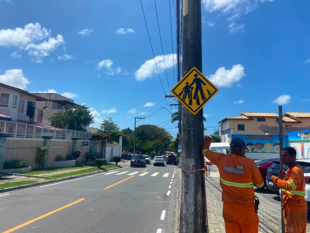 Sinaliza Lauro reforça segurança viária nos bairros de Miragem e Itinga -