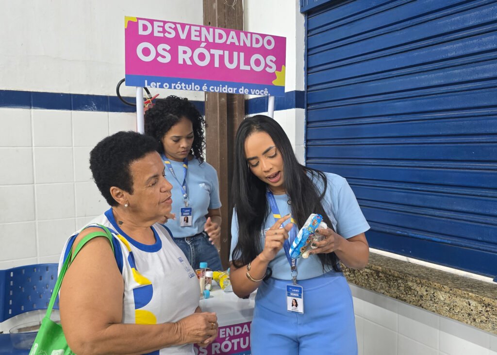 Desvendando Rótulos leva educação alimentar a estudantes da EJA -