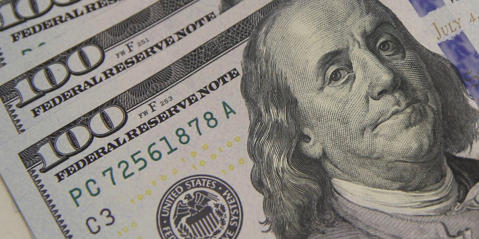 Dólar cai a R$ 5,08 e atinge menor valor em um mês