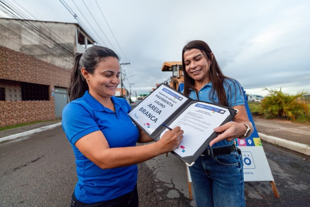 Prefeita Débora Regis assina Ordem de Serviço do Pavimenta Lauro para ruas de Areia Branca -