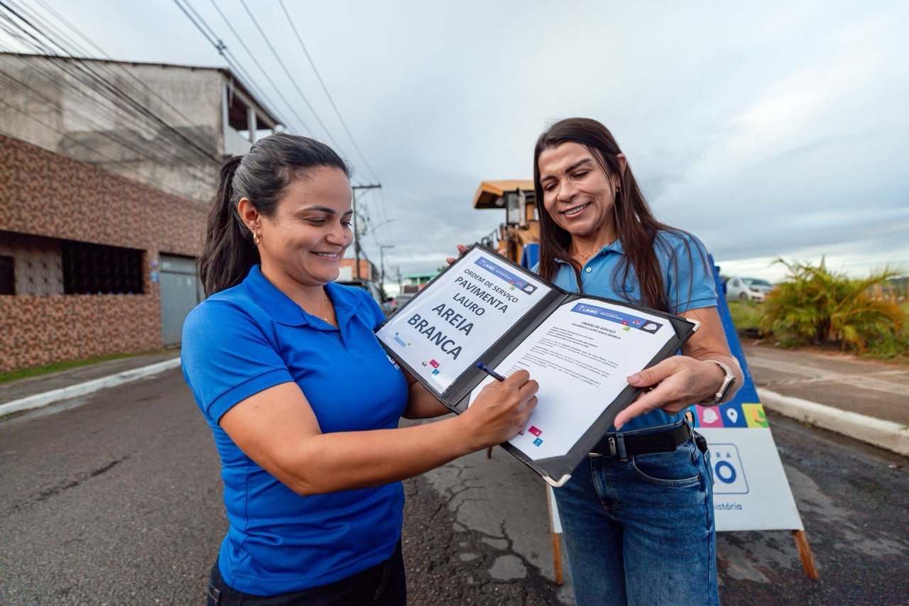 Prefeita Débora Regis assina Ordem de Serviço do Pavimenta Lauro para ruas de Areia Branca -