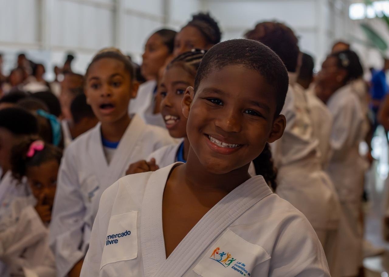 Prefeita Debora Regis entrega kimonos e uniformes e fortalece incentivo ao esporte entre estudantes -
