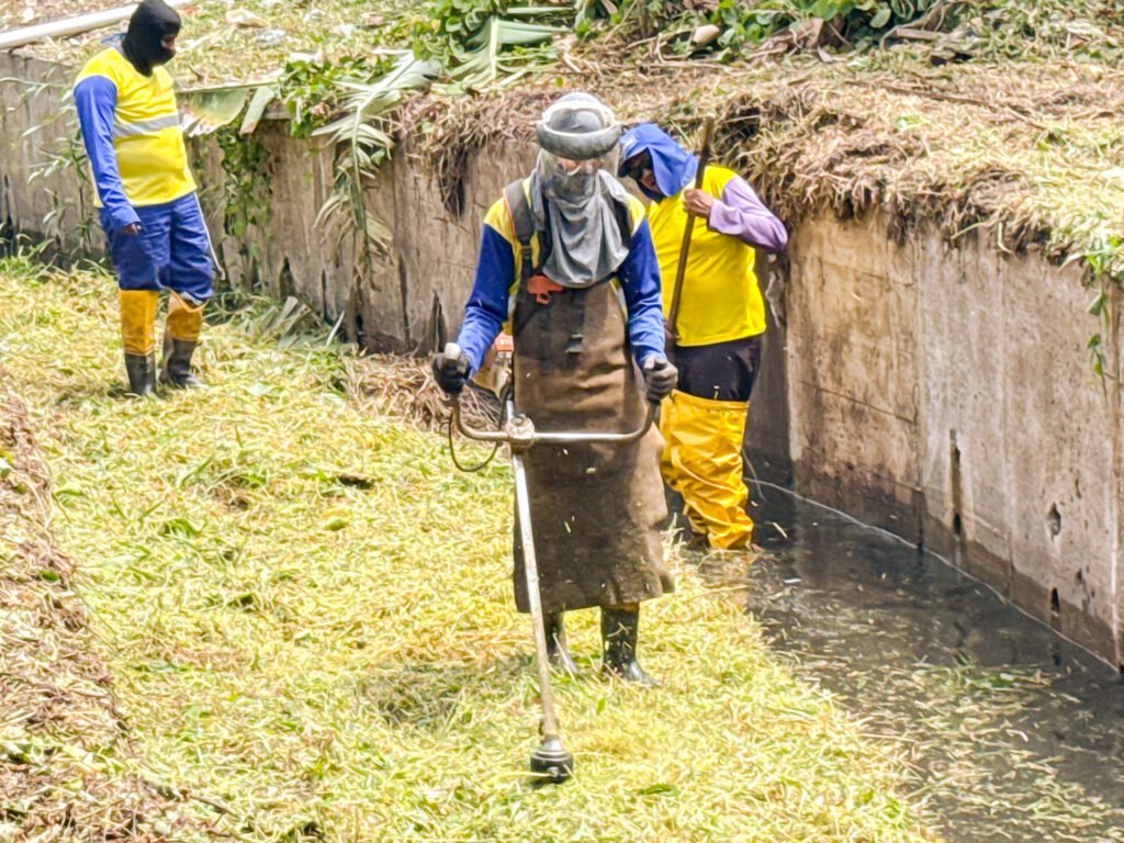 Prefeitura reforça limpeza de canal em Lagoa Patos -