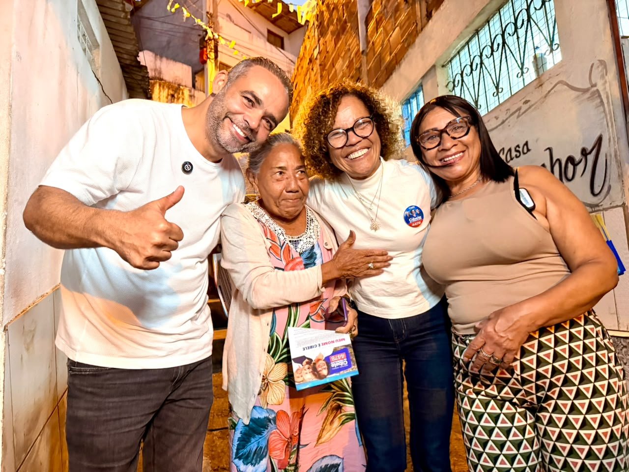 Rosalvo e Cibele levam campanha para as ruas da Vila Mar em porta a porta -