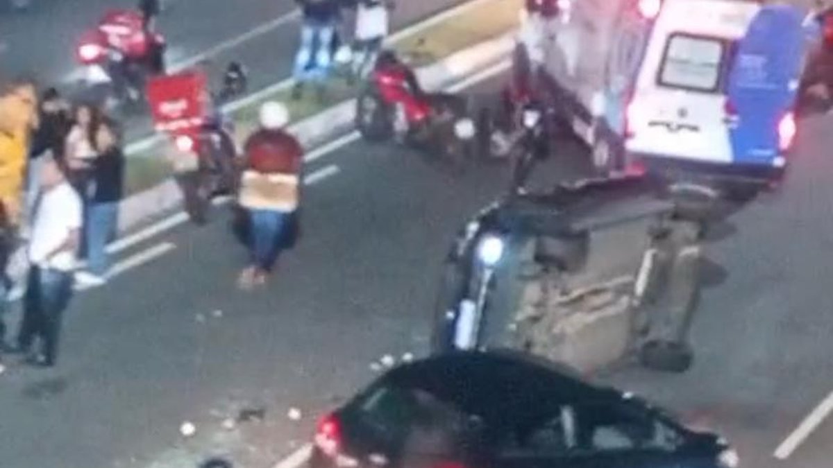 Veículo capota após colisão na região do Iguatemi, na capital