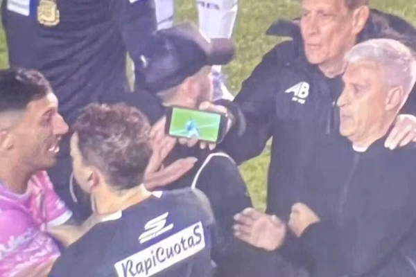 Árbitro muda decisão após jogadores mostrarem replay no celular
