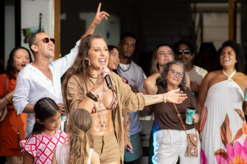 Cheiro de Amor leva música e irreverência para paraíso do litoral baiano