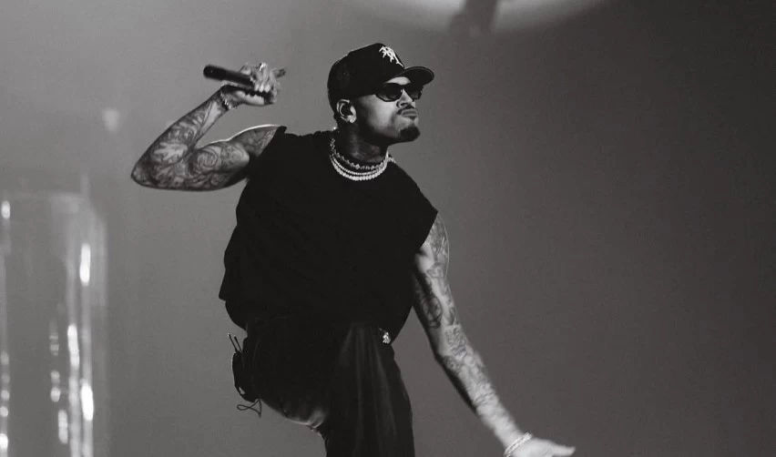 Chris Brown é condenado a 8 meses de prisão por agredir produtor musical em Londres