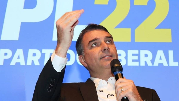 Flávio Bolsonaro receberá título de cidadão de Salvador no Farol da Barra