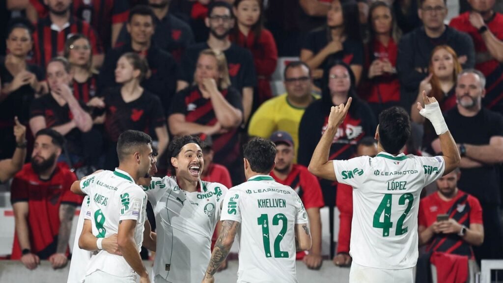 Palmeiras vence Athletico fora de casa, reassume a liderança e pressiona o Flamengo contra o Bahia