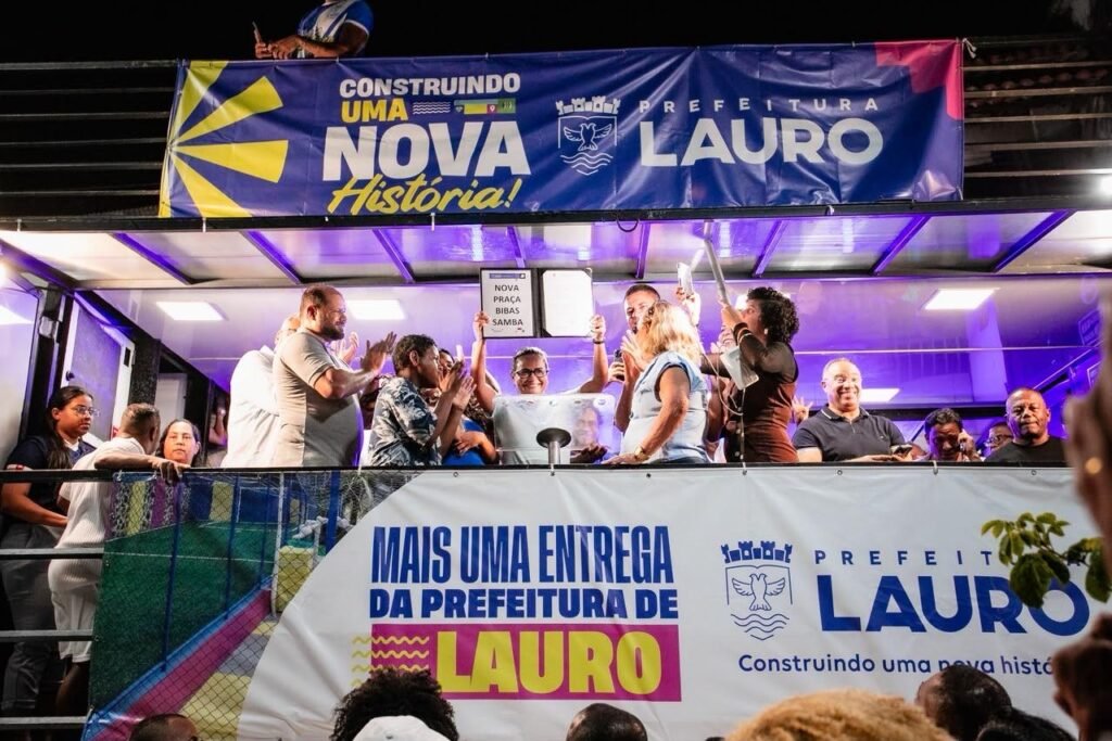 Praça Santa Bárbara ganha nome de Bibas Samba e campo de grama sintética após requalificação -