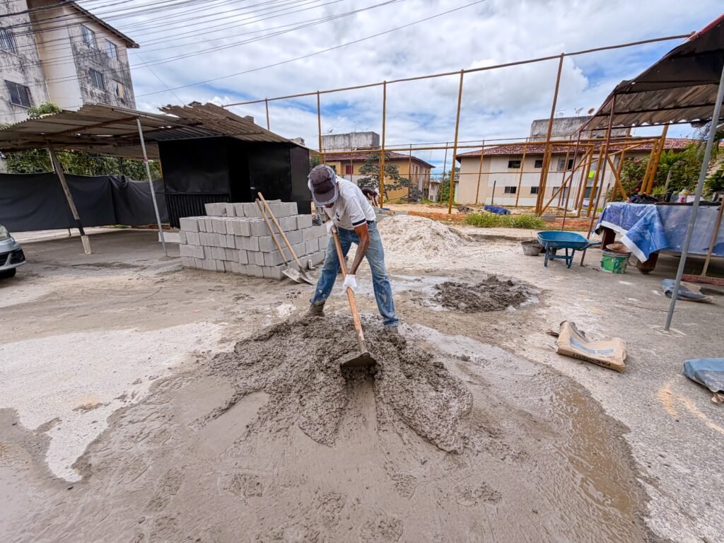 Prefeitura avança com a requalificação do campo de futevôlei no Dona Lindu -