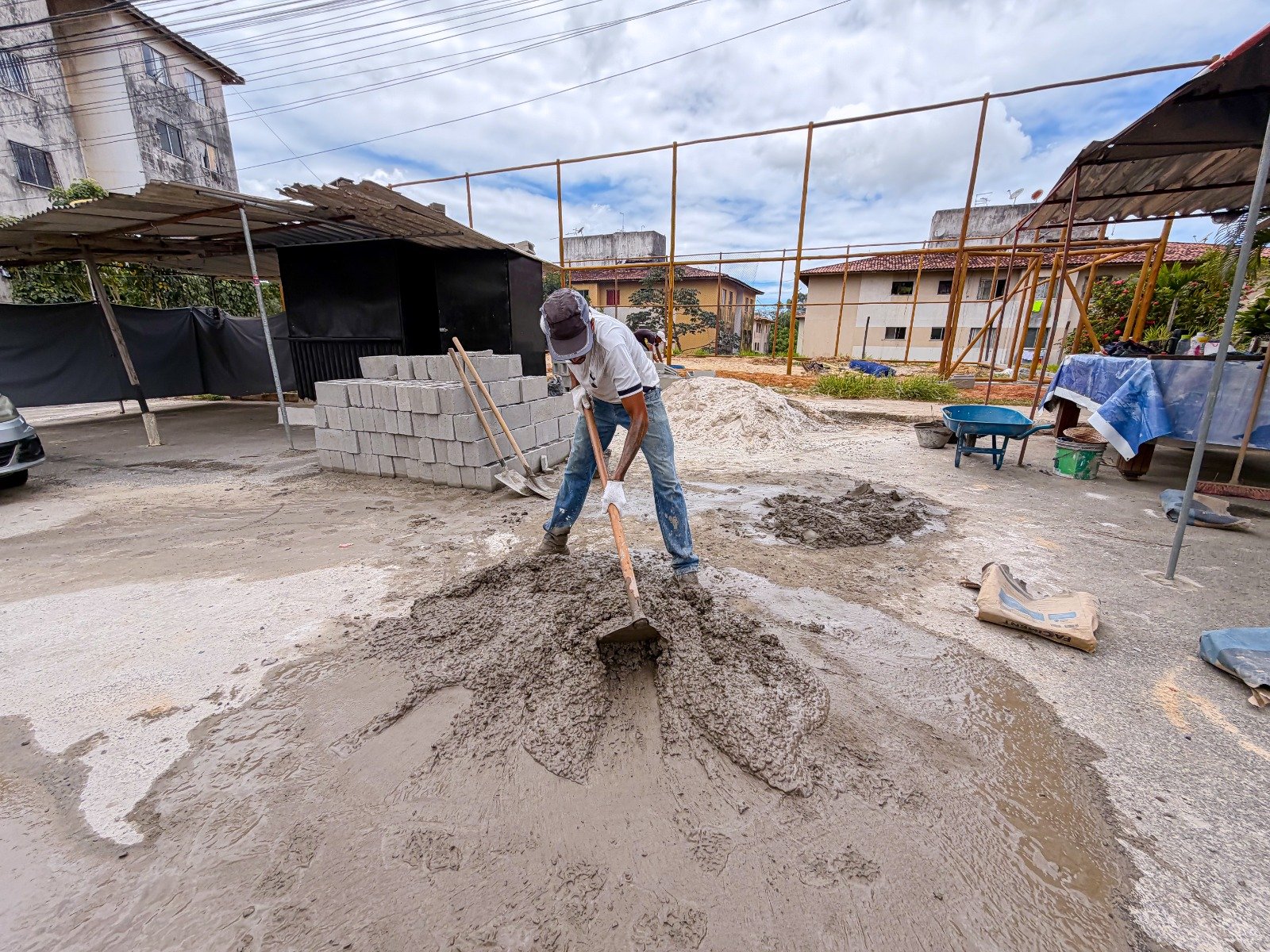 Prefeitura avança com a requalificação do campo de futevôlei no Dona Lindu -