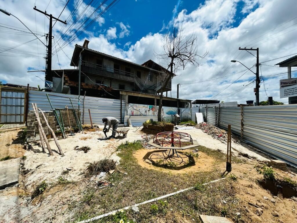 Prefeitura inicia obras de requalificação da Praça da Paz no Parque São Paulo -