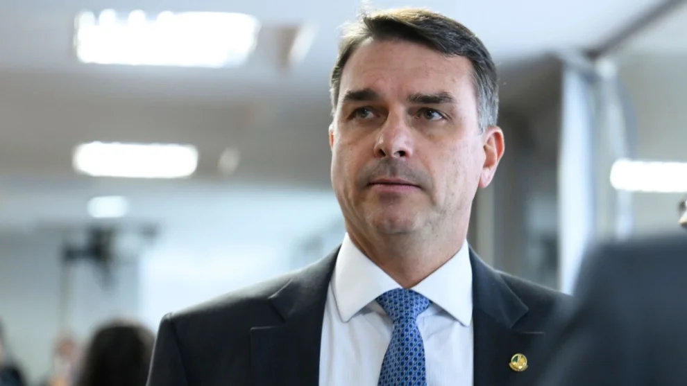 União Brasil e PP formalizam apoio a Flávio Bolsonaro no segundo turno