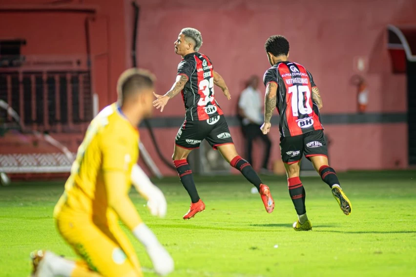 Vitória atropela a Chapecoense e ganha fôlego no Brasileirão